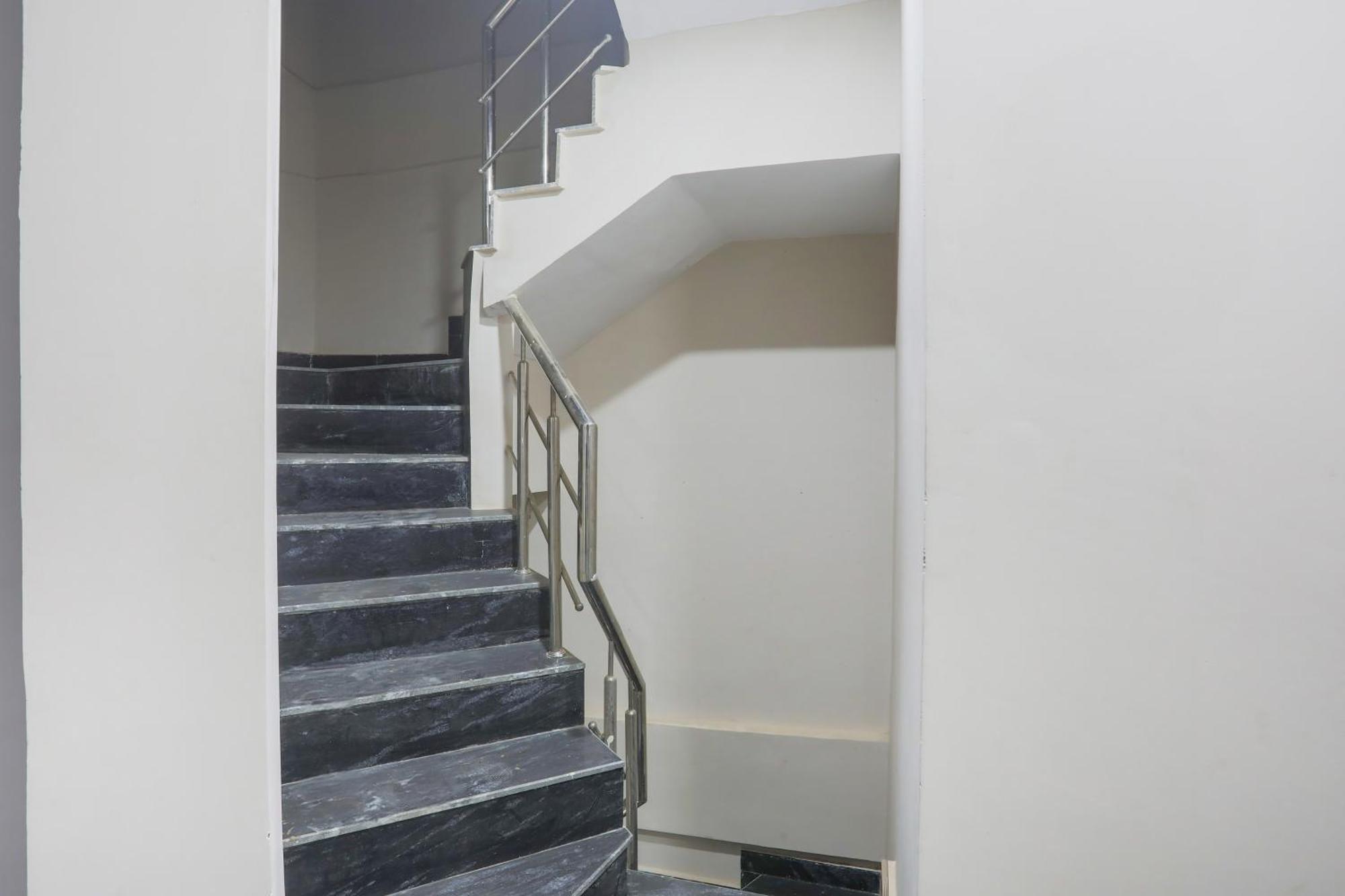Hotel O S Grand Allāhābād Junction Buitenkant foto